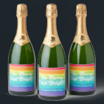 Sois Joyeux et lumineux Rainbow Custom Christmas P<br><div class="desc">Belle bouteille de champagne de Noël arc-en-ciel étiquette dans des couleurs assez audacieuses qui dit Be Merry and Bright. Cadeaux de vacances à thème gay pride pour une famille LGBTQ.</div>