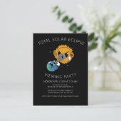 Solar Eclipse 2025 Photobomb Uitnodiging bekijken Briefkaart (Staand voorkant)