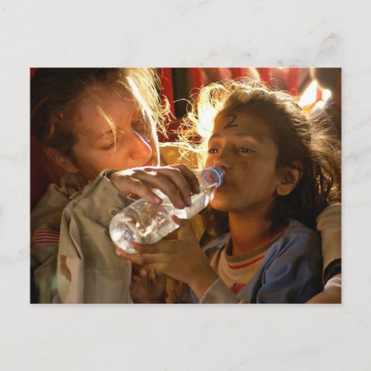 Soldaat: Een vluchtelingenkind helpen Briefkaart (Voorkant)