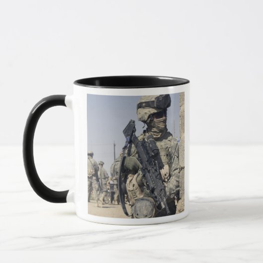 Soldaat gewapend met een MK-48 Mok (Links)