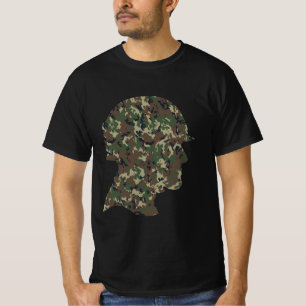 Soldaat in bosland camouflage met helm t-shirt
