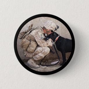 Soldaat in Camo met MIlitary Dog Ronde Button 5,7 Cm