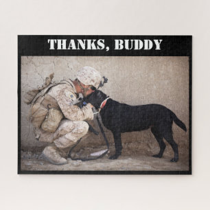Soldaat in gevechtstoestand en militaire hond legpuzzel