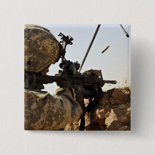 soldaat zet vijandelijke troepen in vierkante button 5,1 cm