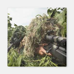 Soldaten gekleed in ghillie pakken magneet