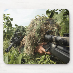 Soldaten gekleed in ghillie pakken muismat