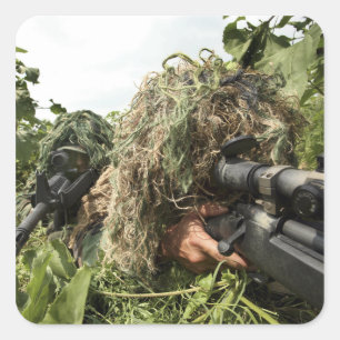 Soldaten gekleed in ghillie pakken vierkante sticker