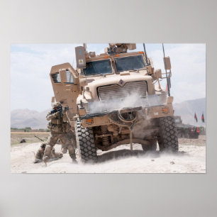 Soldaten nemen deel aan gevechtsvluchten in Afghan Poster