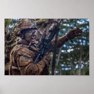 Soldaten nemen deel aan live-brandoefening poster