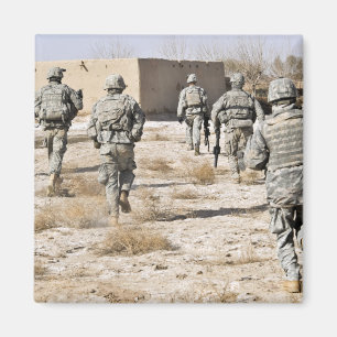 soldaten reageren op een aanval met handvuurwapens magneet