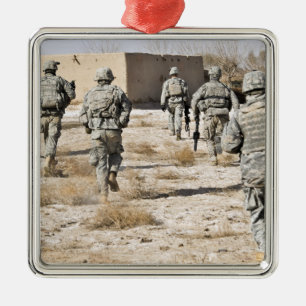 soldaten reageren op een aanval met handvuurwapens metalen ornament