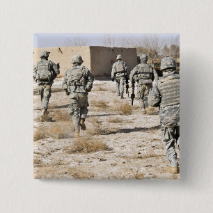 soldaten reageren op een aanval met handvuurwapens vierkante button 5,1 cm