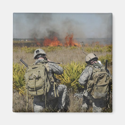 Soldaten roepen informatie in magneet (Voorkant)