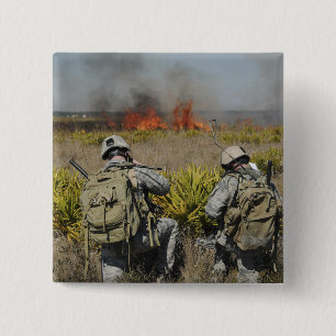 Soldaten roepen informatie in vierkante button 5,1 cm