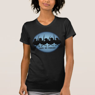 Soldaten vieren de T-shirts van vrouwen Lesten we