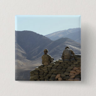 soldaten voeren communicatieapparatuur uit vierkante button 5,1 cm