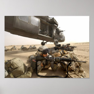 Soldaten zetten een zwarte Hawk Helikopter UH-60 n Poster
