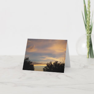 Soleil d'hiver nuageux sur une carte blanche