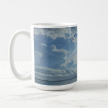 Soleil et nuages sur l'eau et la tasse de café de 