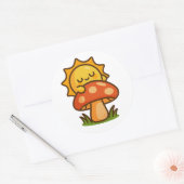 Soleil Kawaii sur Champignon – Autocollant (Enveloppe)