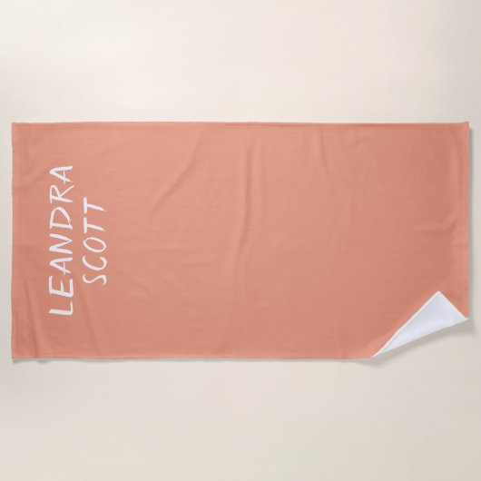 Solid perzik koraal minimalist gepersonaliseerd strandlaken (Voorkant)