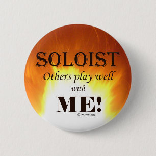Soloist, anderen spelen goed met mij. ronde button 5,7 cm