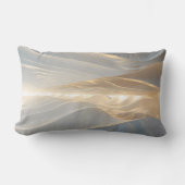 Solstice Echo – Luminous Gold Wave Abstract Throw Kussen (Voorkant)