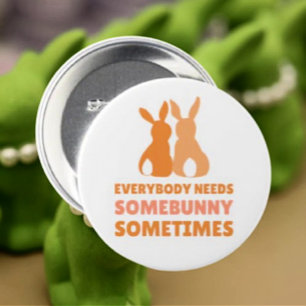 Some Bunny To Love – Pasen Knop Ronde Button 7,6 Cm