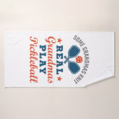 Some Grandmas Knit Real Grandmas Play Pickleball (Serviette de bain)