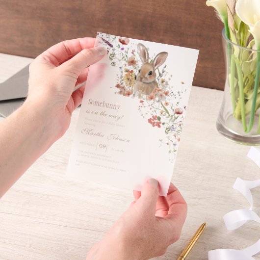 Somebunny op weg naar Easter Wildflower baby showe Vellum Uitnodigingen (Draagbaar)