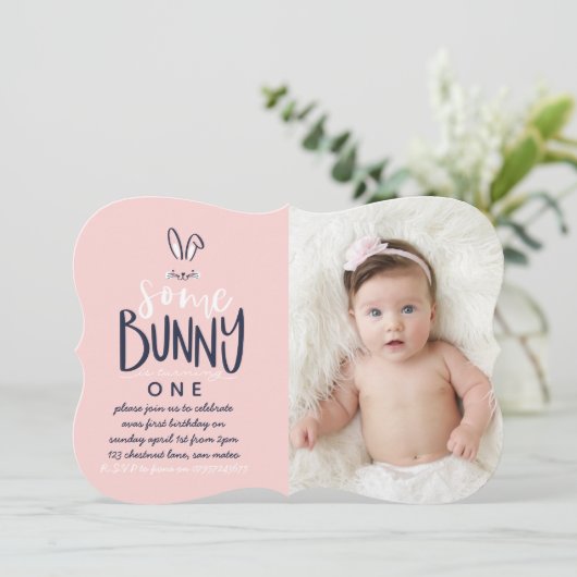 SOMMIGE BUNNY BIRTHDAY PARTIJINVITATIE KAART (Staand voorkant)