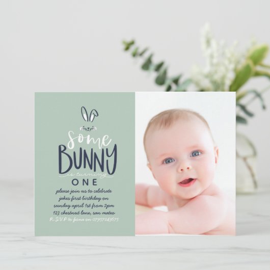 SOMMIGE BUNNY BIRTHDAY PARTIJINVITATIE KAART (Staand voorkant)