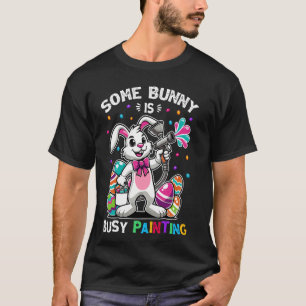 Sommige Bunny is bezig met het schilderen van eier T-shirt