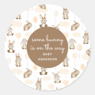 Sommige Bunny is op de Way Brown Neutral Baby show Ronde Sticker