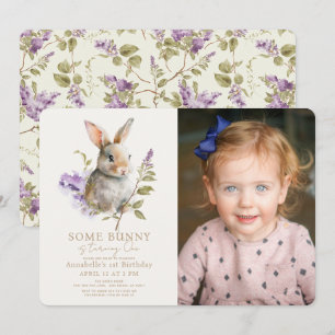 Sommige Bunny Paarse Lila Bloemen Foto 1e Verjaard Kaart