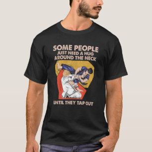 Sommige mensen hebben om de nek een greep nodig to t-shirt