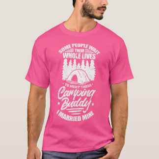Sommige mensen wachten hun hele leven op Camping B T-shirt
