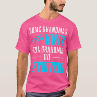 Sommige oma's breien echte oma's om te skydiven t-shirt