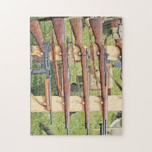 Sommige WWII kleine wapens op een rek buiten Legpuzzel