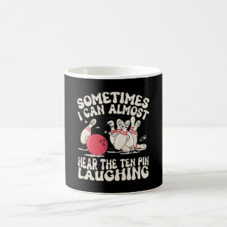 Soms kan ik de tienpin bijna horen lachen koffiemok