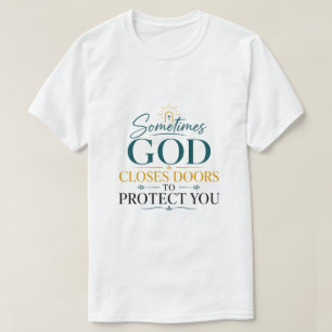 Soms sluit God deuren om je te beschermen Bijbels T-shirt