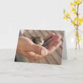 Son oeil est sur la carte de voeux chrétienne de (Fleur jaune)