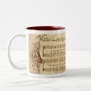 Son oeil est sur la tasse vintage de conception de