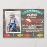 Son Ofish-al Ou Sa Pêche Invitation D'Anniversaire<br><div class="desc">C'est une invitation à l'anniversaire de la photo o-fish-al avec un arrière - plan en bois. C'est une jolie invitation à envoyer les invités de votre petit garçon à sa fête. Le design présente quelques poissons rouges et verts ainsi qu'un bobber de pêche sur une image arrière - plan de...</div>