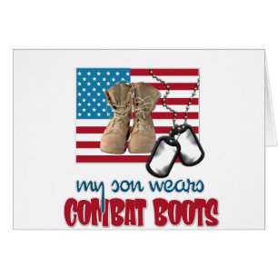 Son porte des bottes de combat