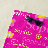 Sophia fleurit la serviette de plage nommée (En situation)