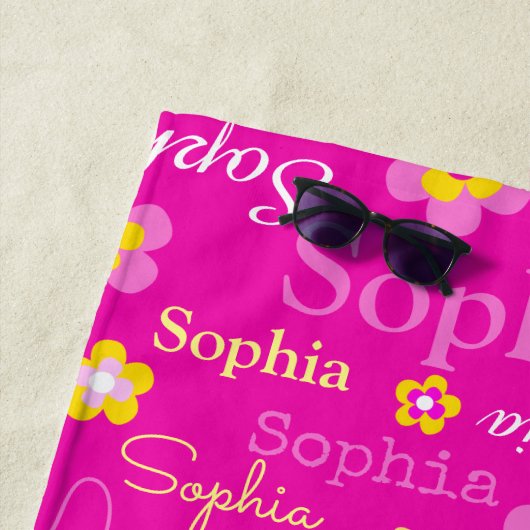 Sophia fleurit la serviette de plage nommée (En situation)