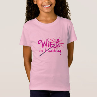 Sorcière dans le T-shirt de formation