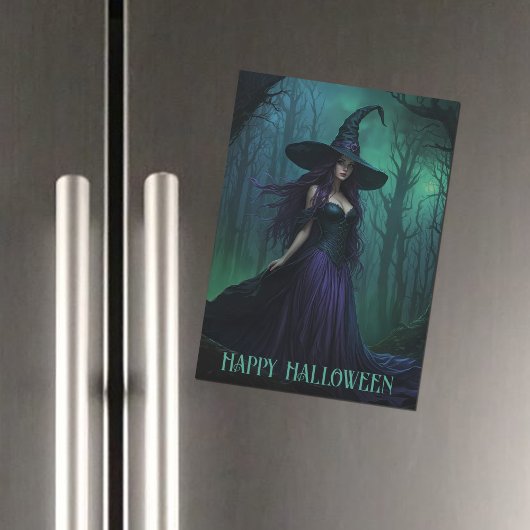 Sorcière d'Halloween avec carte magnétique violett
