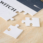 Sorcière sur un puzzle de balai. (Côté)